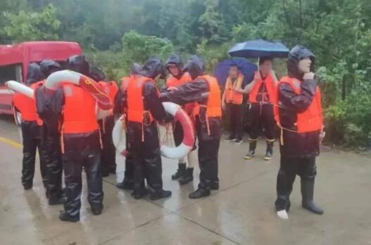 随州公安：暴雨之下，“藏青蓝”冲锋在前勇担当